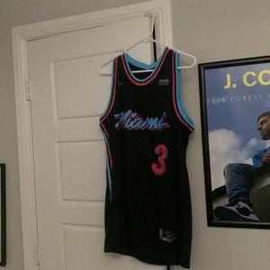 Hasn’t been worn in years and doesn’t fit me anymore.